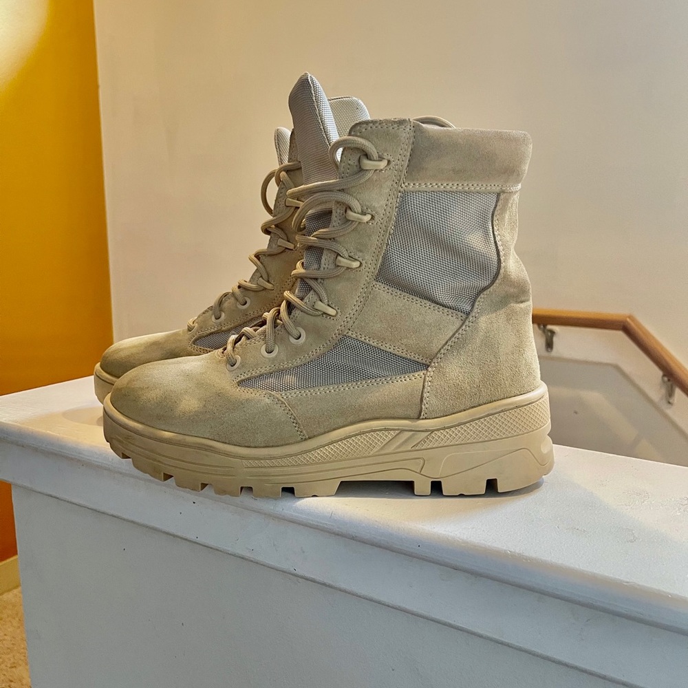 Yeezy boots worn twice still like new